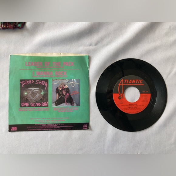 Twisted Sister 45 RPM Vinyl Record with Sleeve - Picture 2 of 2